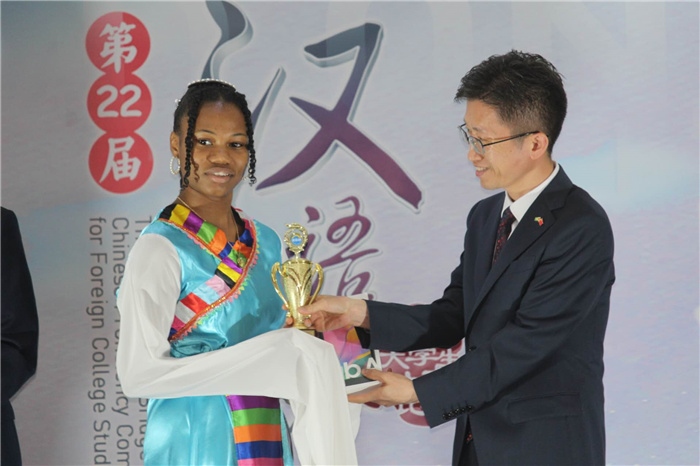 黃瑞參贊為獲獎(jiǎng)選手頒發(fā)二等獎(jiǎng)。圭亞那大學(xué)孔子學(xué)院供圖