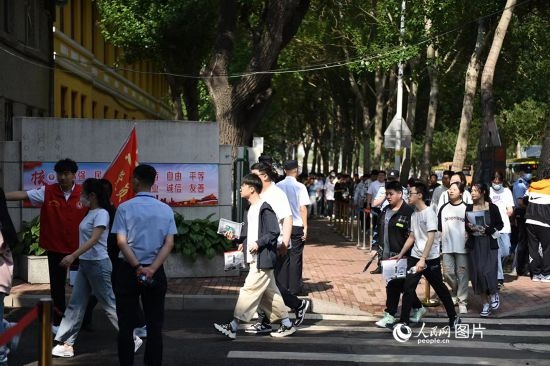 6月7日，在黑龍江省哈爾濱市第三中學(xué)高考考點(diǎn)，考生們有序進(jìn)入考場。人民網(wǎng)記者 蘇靖剛攝