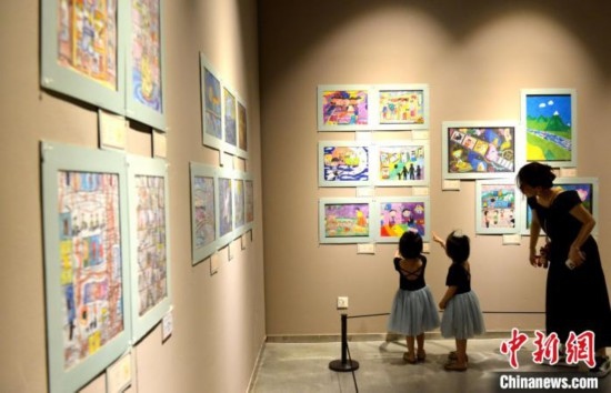 圖為家長帶著孩子參觀展覽。呂明 攝