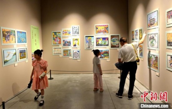 圖為家長帶著孩子參觀展覽。呂明 攝