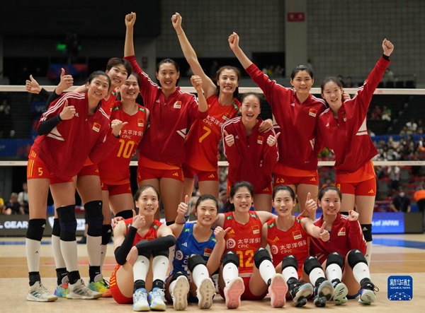 6月3日，中國隊球員在比賽后慶祝勝利。當(dāng)日，在日本名古屋舉行的2023世界女排聯(lián)賽分站賽中，中國隊以3比1戰(zhàn)勝荷蘭隊。新華社記者 張笑宇 攝