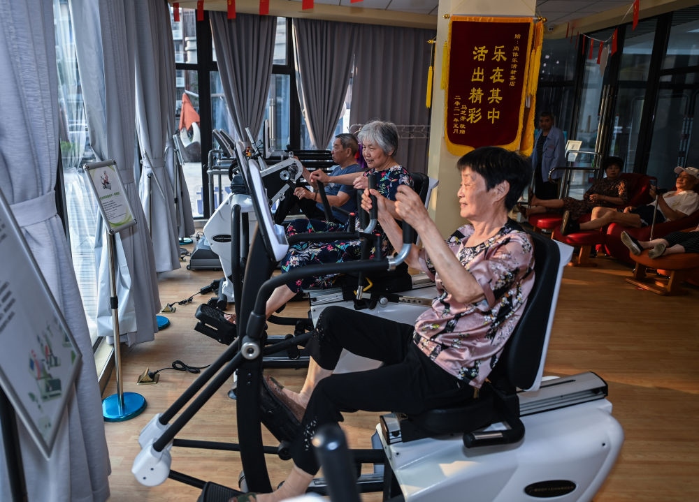 在浙江嘉興市南湖區(qū)新嘉街道電子社區(qū)鄰里中心的長(zhǎng)者運(yùn)動(dòng)健康之家內(nèi)，老人們?cè)谶M(jìn)行器械鍛煉（2023年6月14日攝）。新華社記者 徐昱 攝