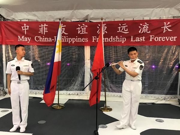 艦上官兵表演歌舞、民樂、武術等節(jié)目。中國駐菲律賓大使館供圖