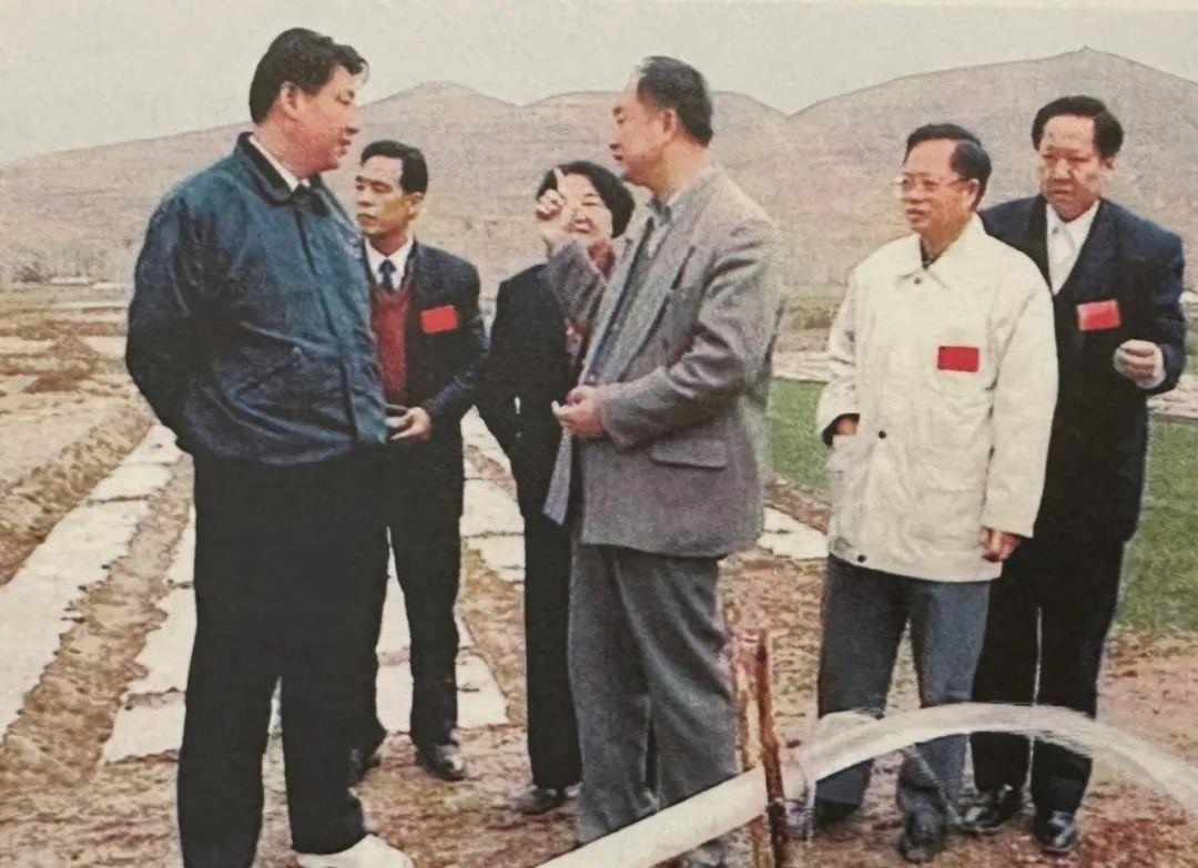 △1997年4月20日，習(xí)近平在寧夏固原市隆德縣調(diào)研。