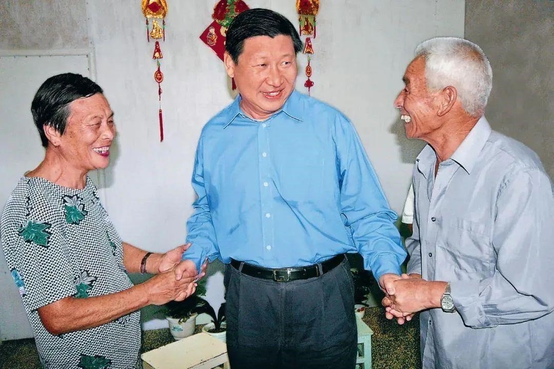 △2006年9月21日，習(xí)近平在浙江省舟山市普陀區(qū)東極鎮(zhèn)看望當(dāng)?shù)貪O民。