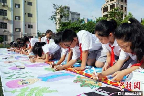 圖為學(xué)生們用手中畫(huà)筆在進(jìn)行創(chuàng)作。 興業(yè)縣融媒體中心供圖
