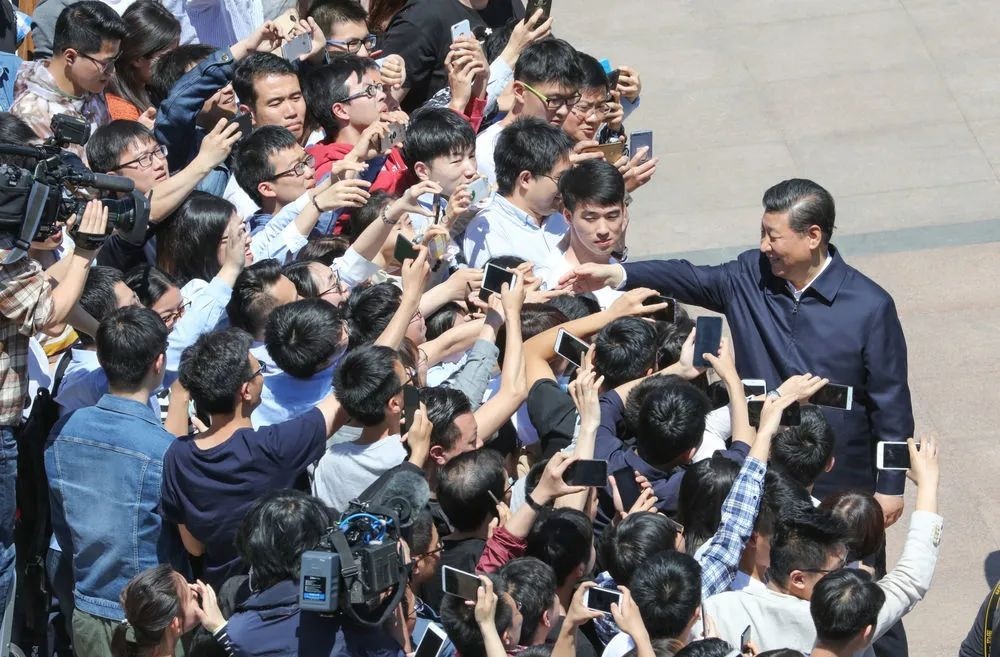 2018年5月2日，習(xí)近平來到北京大學(xué)考察。圖為習(xí)近平離開學(xué)校時(shí)同道路兩旁師生親切握手。 新華社記者 王曄 攝