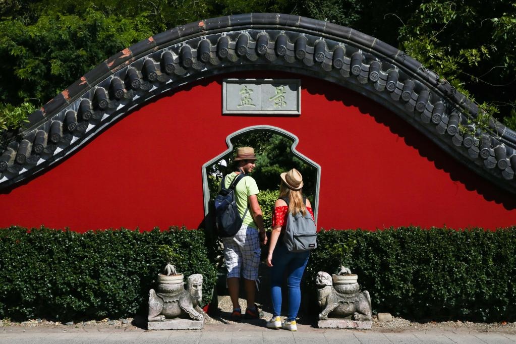 在比利時布呂熱萊特市，游客參觀天堂動物園的中國園。
