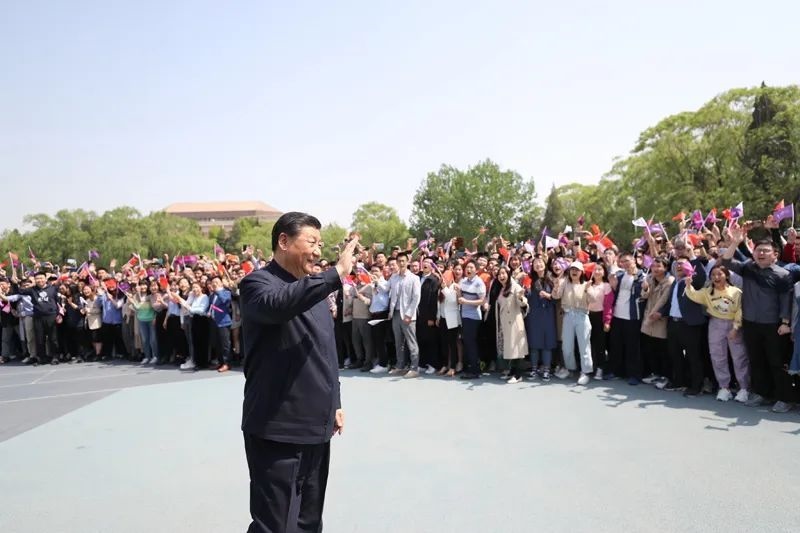 2021年4月19日，在清華大學(xué)建校110周年校慶日即將來臨之際，習(xí)近平來到清華大學(xué)考察。圖為習(xí)近平離開學(xué)校時(shí)，同師生們揮手致意。新華社記者 鞠鵬 攝