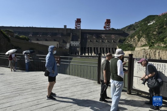 6月23日，游人在黃河三門峽大壩風(fēng)景區(qū)內(nèi)游覽。
