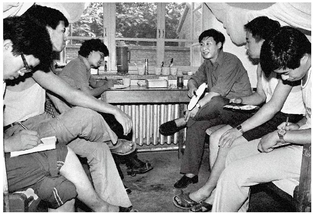 1984年7月29日，習(xí)近平與中國人民大學(xué)暑期社會(huì)實(shí)踐團(tuán)成員在正定縣政府招待所宿舍座談。（圖源：《習(xí)近平與大學(xué)生朋友們》）