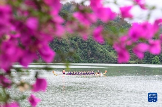 6月22日，重慶市酉陽土家族苗族自治縣酉水河鎮(zhèn)河灣村，參賽選手進行龍舟比賽。