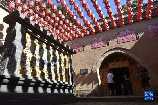 6月23日，游人在三門峽市陜州地坑院景區(qū)內(nèi)游覽。