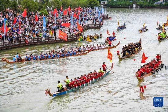 6月23日，在貴州省黔東南苗族侗族自治州施秉縣舉行的獨木龍舟節(jié)上，獨木龍舟進行水上巡游。