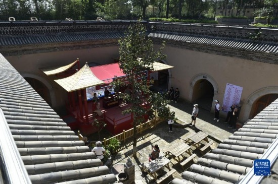 6月23日，游人在三門峽市陜州地坑院景區(qū)內(nèi)游覽。