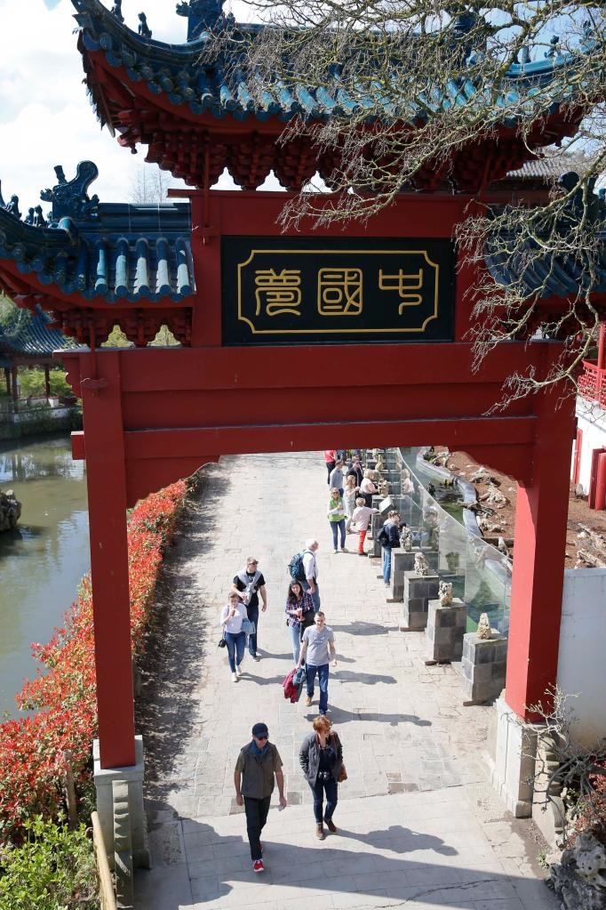 在比利時天堂動物園的中國園，游客從牌樓下走過。
