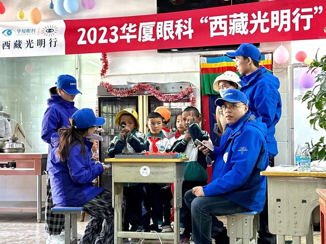 華廈眼科醫(yī)務人員對當?shù)厣倌陜和M行近視、弱視、斜視篩查。人民網(wǎng)記者 李棟攝