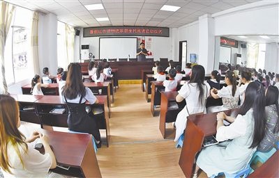  圖②：法院干警向參加活動(dòng)的學(xué)生和家長(zhǎng)講解暑假安全教育知識(shí)。