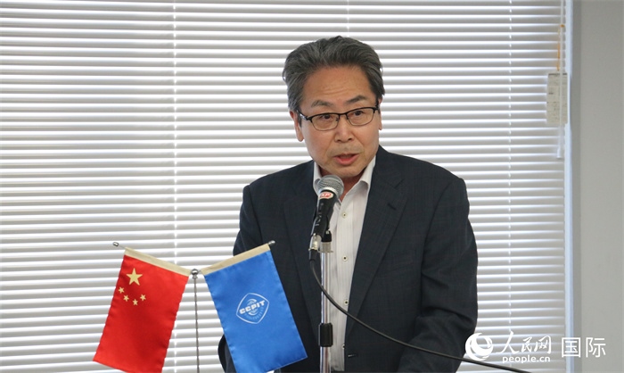 日本國貿(mào)促專務(wù)理事安田真人在日本路演會場發(fā)表致辭。人民網(wǎng) 許可攝