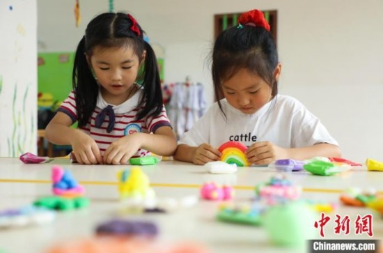 在肥西縣山南鎮(zhèn)中心幼兒園，孩子們在做彩色泥塑。陳家樂 攝