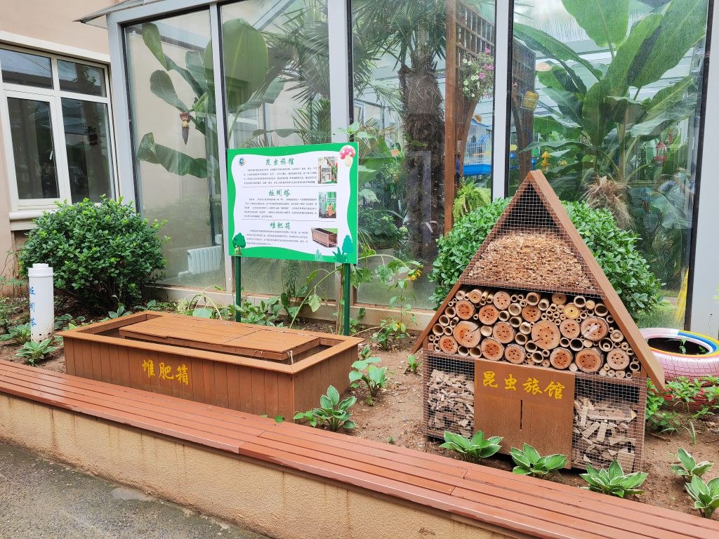 7月14日，大連市甘井子區(qū)實(shí)驗(yàn)小學(xué)“識(shí)嫣園”里的堆肥箱。新華社記者張博群攝