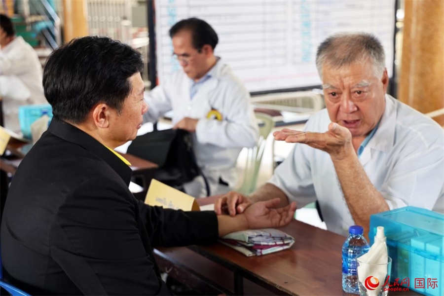 泰國中醫(yī)師為泰國春武里府最高行政長官威塔亞號脈問診。人民網(wǎng)記者 楊一攝