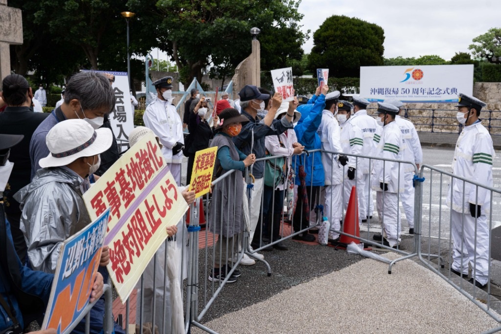 2022年5月15日，在日本沖繩，人們在沖繩回歸日本本土50周年紀念儀式現(xiàn)場外抗議。新華社記者張笑宇攝