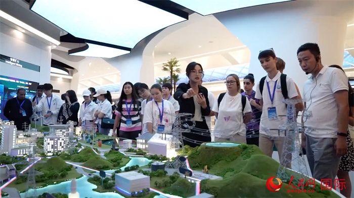 “上合小記者”在華為北京研究院參觀。實(shí)習(xí)生 方明軒攝