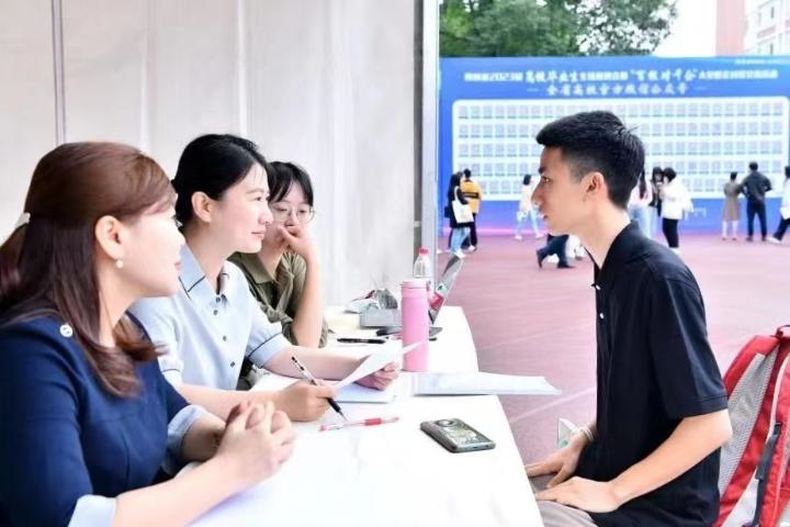 2023年5月7日，四川省2023屆高校畢業(yè)生專場(chǎng)招聘會(huì)暨“百校對(duì)千企”大型校企對(duì)接交流活動(dòng)在成都理工大學(xué)舉行。（四川省教育廳供圖）