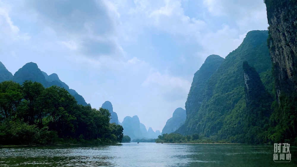 漓江流域國家地表水考核斷面連續(xù)6年保持Ⅱ類水質(zhì)，2022年漓江入選國家首批美麗河湖案例。（總臺央視記者張宇拍攝）