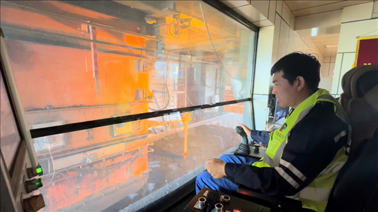 國家電投內(nèi)蒙古公司南露天煤礦裝車站司機石繼立的操縱下，一次性60噸的煤炭穩(wěn)穩(wěn)裝入車廂。人民網(wǎng) 金洪花攝