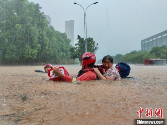 湖北咸寧暴雨引發(fā)內(nèi)澇， 消防營救民眾 朱燕林 攝
