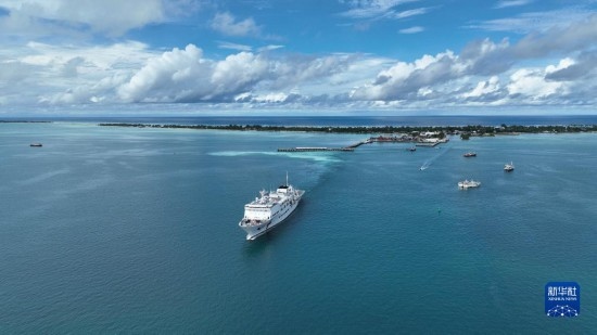 7月22日，中國(guó)海軍“和平方舟”號(hào)醫(yī)院船結(jié)束基里巴斯訪問(wèn)，駛離塔拉瓦港。新華社發(fā)（桂江波 攝）