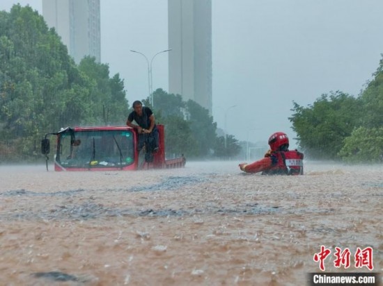 湖北咸寧暴雨引發(fā)內(nèi)澇，消防營救疏散民眾 朱燕林 攝