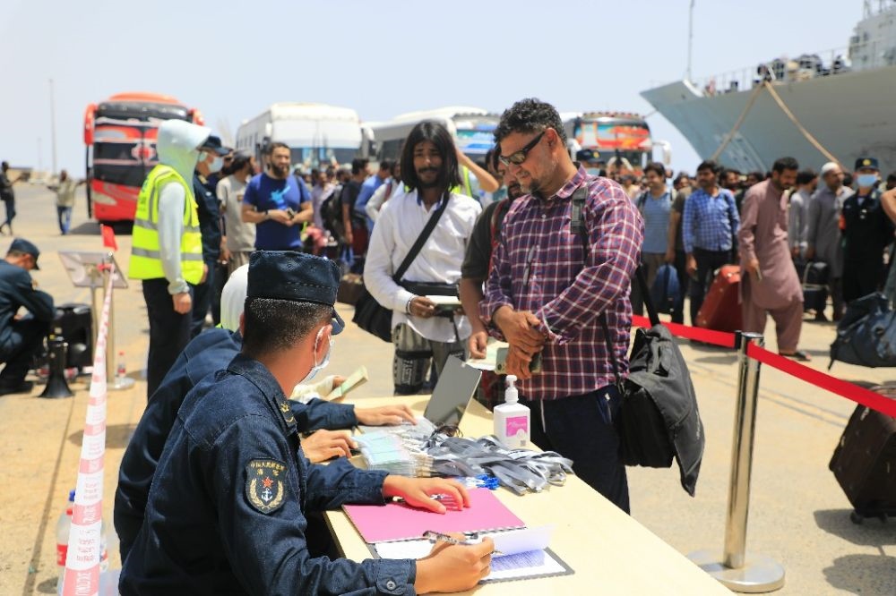 ↑2023年4月28日，從蘇丹撤離的外籍人員準(zhǔn)備登艦。新華社發(fā)（李怡諾攝）