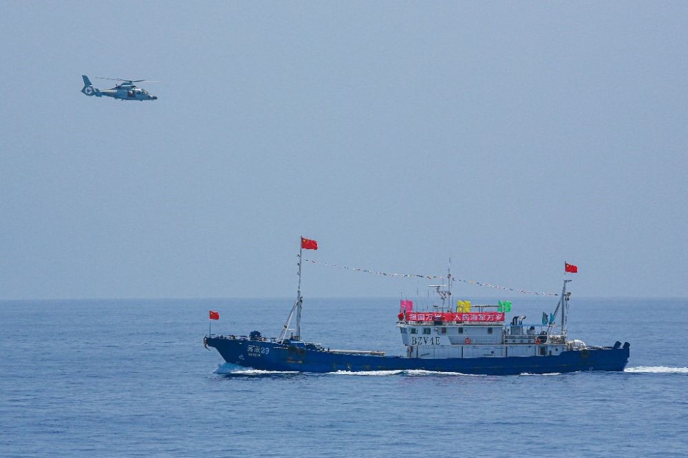 ↑中國(guó)海軍第40批護(hù)航編隊(duì)中的艦載直升機(jī)在被護(hù)船只周邊海域巡邏警戒（2022年6月4日攝）。新華社發(fā)（唐文 攝）