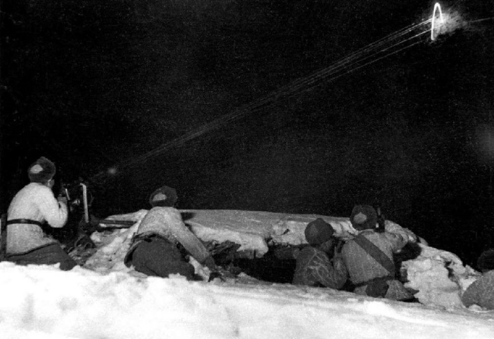  ↑1950年12月，在朝鮮長(zhǎng)津湖，中國(guó)人民志愿軍第27軍連隊(duì)機(jī)槍手向美軍陣地射擊。新華社發(fā)（張崇岫 攝）