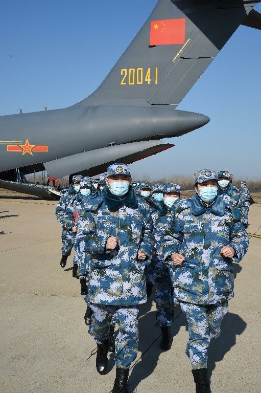 ↑2020年2月17日，一批軍隊(duì)支援湖北醫(yī)療隊(duì)員抵達(dá)武漢天河機(jī)場(chǎng)。新華社記者 黎云 攝