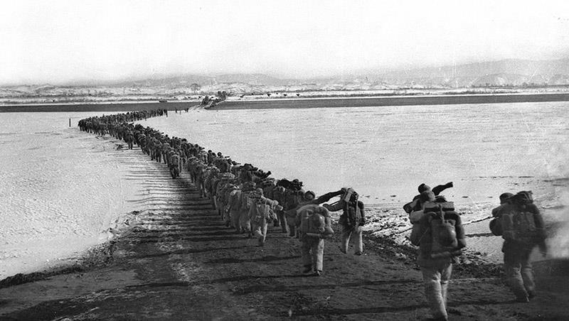 △1950年10月，抗美援朝志愿軍隊(duì)伍雄赳赳、氣昂昂跨過鴨綠江。