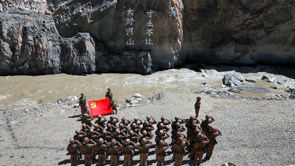 ↑某邊防團(tuán)官兵在“大好河山 寸土不讓”標(biāo)語(yǔ)前舉行重溫入黨誓詞儀式（資料照片）。新華社發(fā)（鄭曉林 攝）