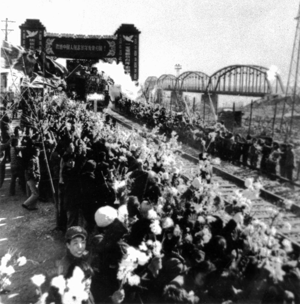 △1958年10月26日，列車駛過鴨綠江畔的凱旋門，中國人民志愿軍戰(zhàn)士回到祖國懷抱。