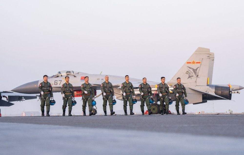 ↑海軍航空大學(xué)某基地艦載機(jī)飛行教官群體（2021年12月11日攝）。新華社發(fā)（萬(wàn)全 攝）