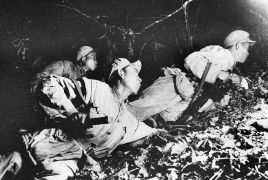在1952年秋季的上甘嶺戰(zhàn)役中，堅(jiān)守在坑道里的戰(zhàn)士準(zhǔn)備夜間出擊。新華社發(fā)（資料照片）