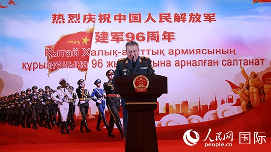 哈國防部副部長卡馬列特季諾夫中將發(fā)表致辭。人民網(wǎng)記者 李強攝