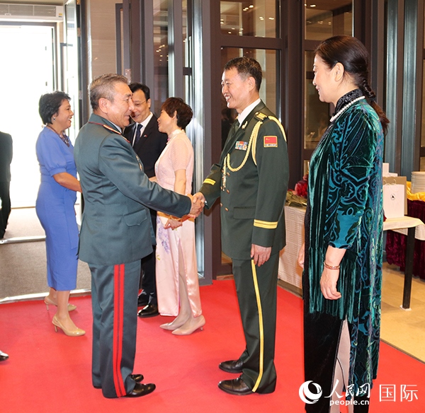 國防武官胡德君大校迎接賓客。人民網(wǎng)記者李強攝