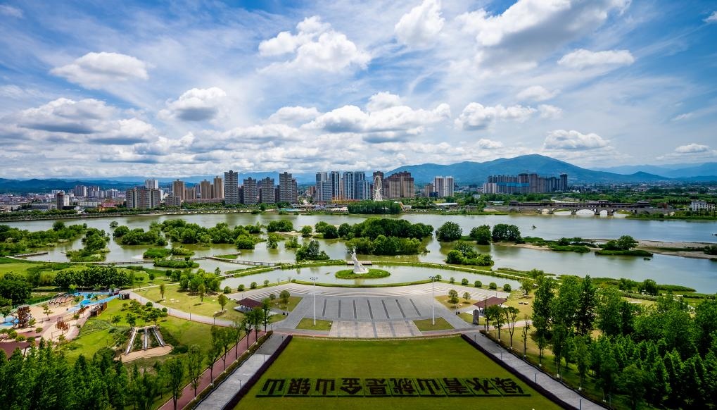 4月30日拍攝的天漢濕地公園景色。新華社發(fā)（李偉 攝）