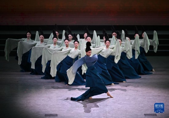 7月29日，演員在聯(lián)歡會(huì)現(xiàn)場(chǎng)表演《只此青綠》。新華社記者 蔡湘鑫 攝