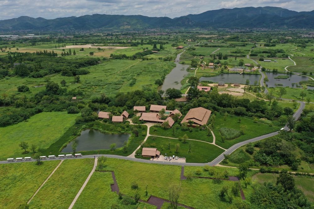 這是在浙江省杭州市余杭區(qū)拍攝的良渚古城遺址公園（2022年7月6日攝，無人機照片）。新華社記者 黃宗治 攝