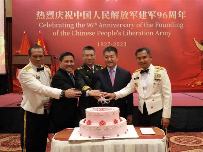 圖為陸慷大使與印尼貴賓共切生日蛋糕。中國駐印度尼西亞使館供圖
