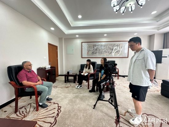 記者在成都紡織高等?？茖W(xué)校進(jìn)行采訪。人民網(wǎng)記者 王波攝